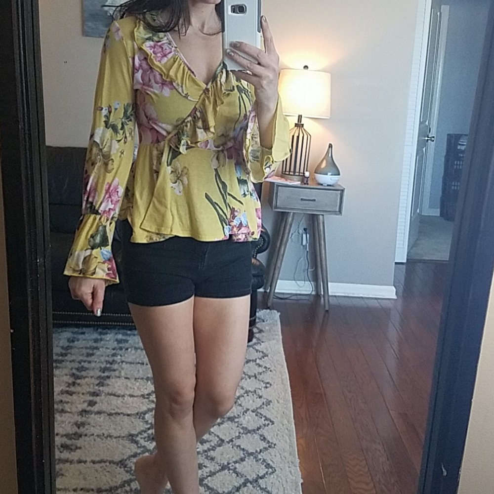 Bell sleeve ruffle top